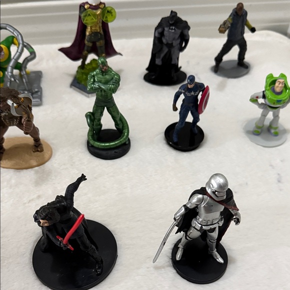 Assorted Action Figures Collection - Picture 10 of 11